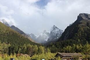山间美景 云雾缭绕的山谷
