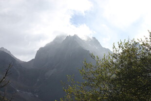 云雾缭绕的巍峨山峰