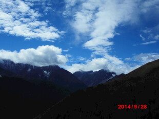 蓝天白云下的壮美山脉