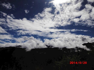 高山之巅的壮丽云海景观