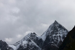 巍峨雪山 云雾缭绕之景