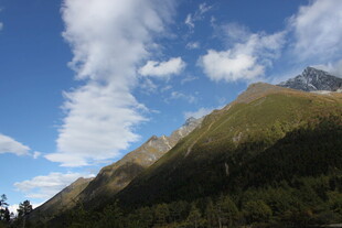 蓝天白云下的青山美景