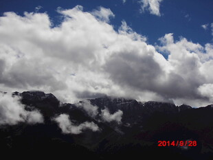 蓝天白云下的巍峨山脉