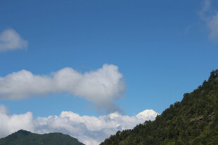 蓝天白云下的青山