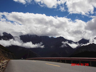 公路伸向云端壮美风景