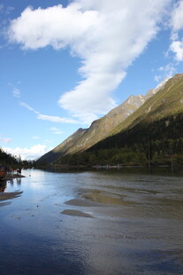 宁静山水间的美丽湖景