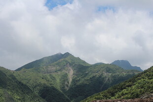 青山云雾间的秀丽山景