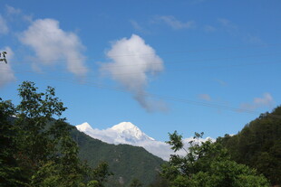 蓝天白云下的青山美景