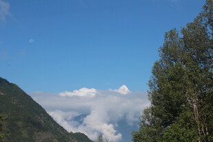 山间云海蓝天绿树美景
