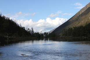 山间宁静湖泊美景