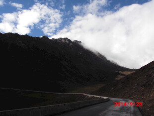 山间公路 云雾缭绕之景