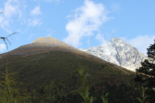 巍峨青山与远处雪峰