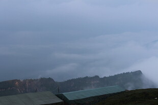 海边云雾缭绕的壮丽悬崖
