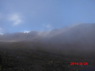 山间云雾缭绕的自然景致