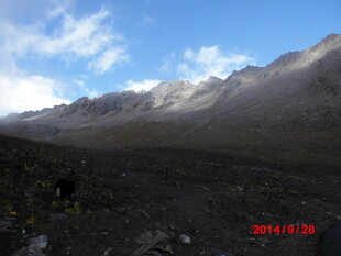 壮丽山景 蓝天白云相伴