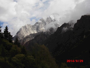 云雾缭绕的巍峨雪山