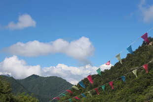山间五彩经幡飘扬