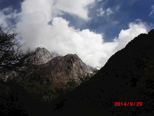 巍峨山峦与蓝天白云
