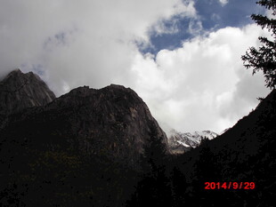 山间云雾缭绕的壮丽景色