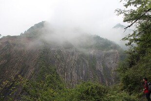 云雾缭绕的山间徒步景色