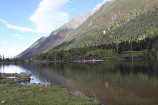 山间静谧湖泊美景
