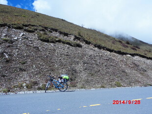 骑行者在山间公路奋力骑行