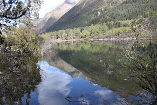 宁静山水间的澄澈湖泊