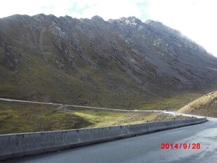 公路旁壮美山景