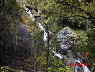山间溪流瀑布自然美景