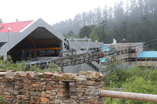 山间特色建筑与自然景观