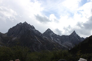 壮丽巍峨的连绵山脉