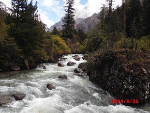 山间湍急溪流美景