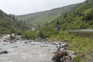 山间湍急河流与周边景致