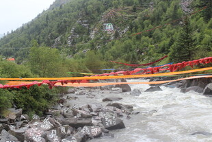 山间激流上的彩色祈福带