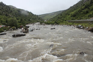 湍急山间河流景观