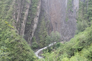 峡谷间的潺潺溪流