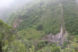 山间云雾缭绕的翠绿山谷