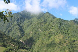 青山云雾间的壮美山景