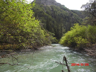 山间溪流中的独舟旅人