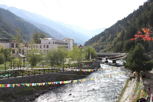 山间河谷藏式风情景致