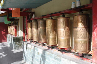 藏传佛教转经筒排列景观