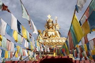 藏传佛教金塔与经幡美景