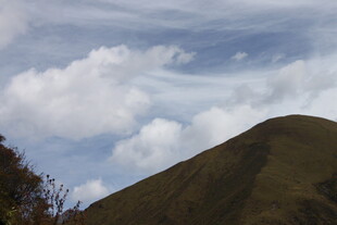 蓝天白云下的青山景色