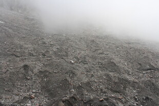 山间迷雾中的崎岖地面