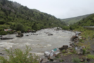 山间湍急河流与嶙峋怪石