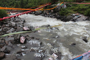 湍急溪流中的多彩漂流场景