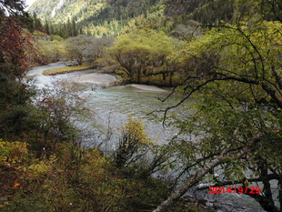 山间蜿蜒河流秋景图