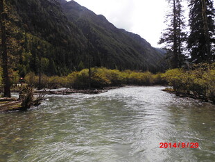 山间河流秋日美景