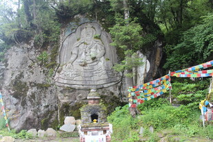 山林中的古老佛像与经幡