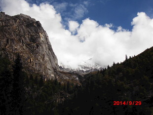 壮丽山景与蓝天白云